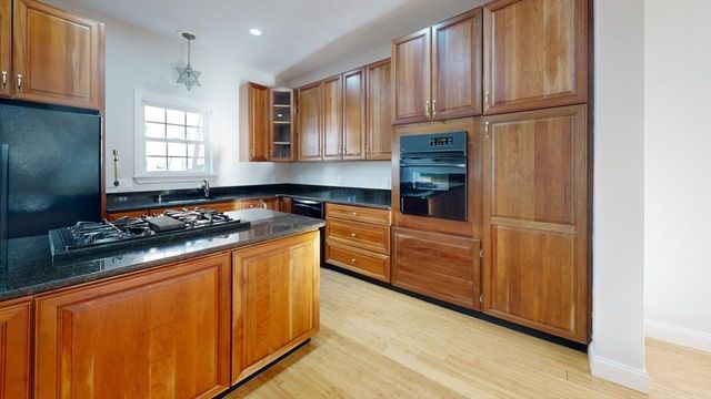 40 Everett St 40, Boston, MA 02128