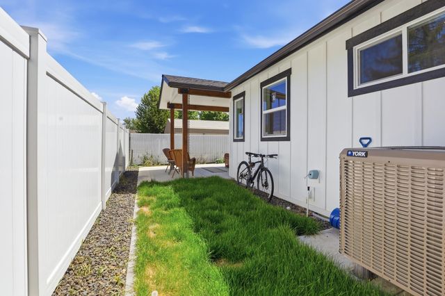 114 W GRAVES Rd, Spokane, WA 99218
