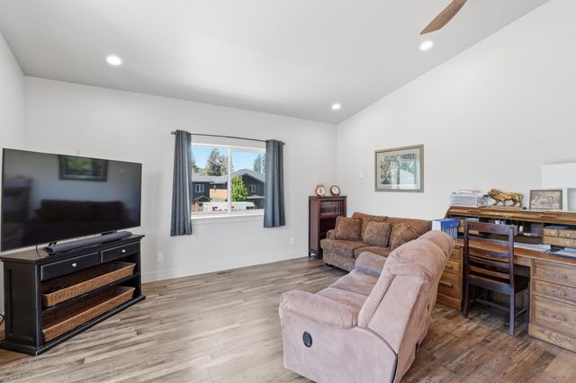 114 W GRAVES Rd, Spokane, WA 99218