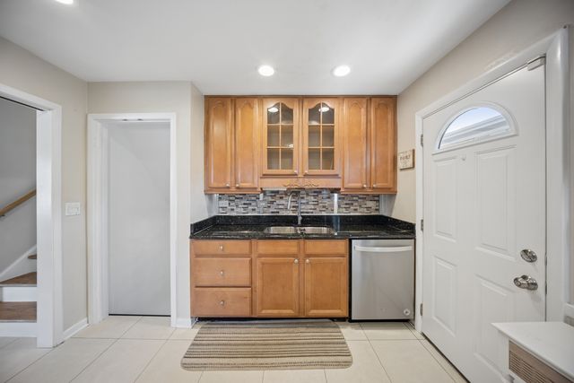 8157 N ROOT Court, Niles, IL 60714