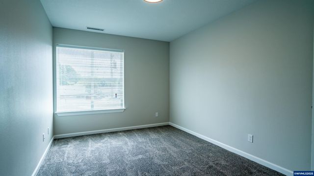 16 & 18 Sand Ridge Ct, Lebanon, OR 97355