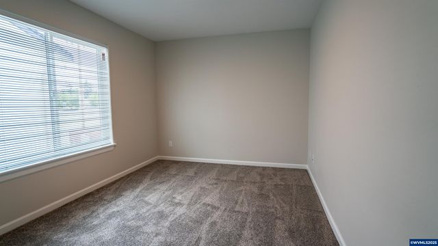 16 & 18 Sand Ridge Ct, Lebanon, OR 97355