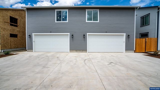 16 & 18 Sand Ridge Ct, Lebanon, OR 97355