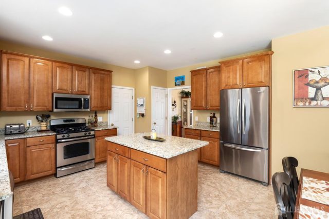 17 Dogwood Lane, Hamilton, NJ 08690