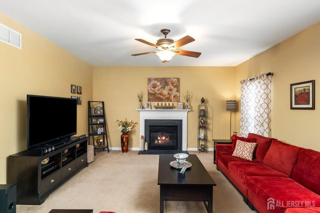 17 Dogwood Lane, Hamilton, NJ 08690