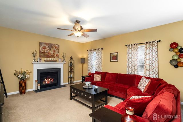 17 Dogwood Lane, Hamilton, NJ 08690