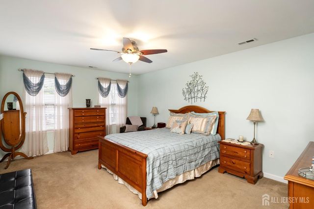 17 Dogwood Lane, Hamilton, NJ 08690