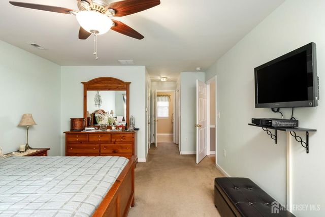 17 Dogwood Lane, Hamilton, NJ 08690