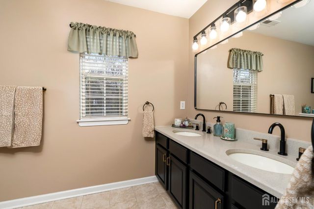 17 Dogwood Lane, Hamilton, NJ 08690