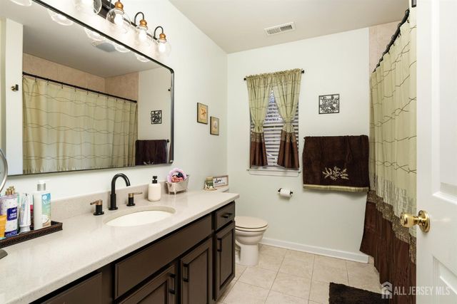 17 Dogwood Lane, Hamilton, NJ 08690