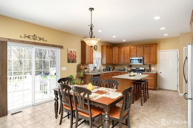 17 Dogwood Lane, Hamilton, NJ 08690