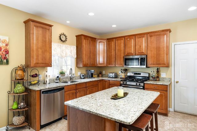 17 Dogwood Lane, Hamilton, NJ 08690