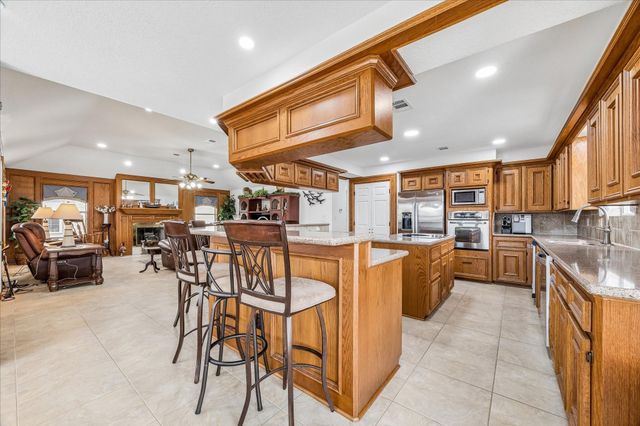 209 Bora Bora Drive, Tiki Island, TX 77554