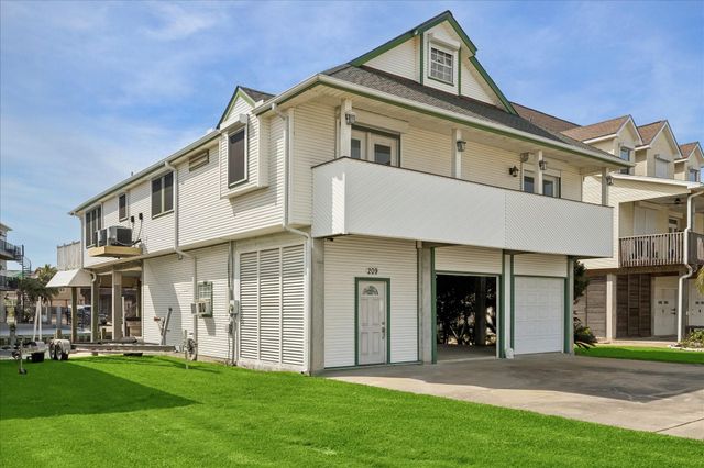 209 Bora Bora Drive, Tiki Island, TX 77554