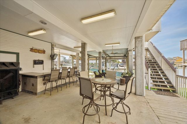 209 Bora Bora Drive, Tiki Island, TX 77554