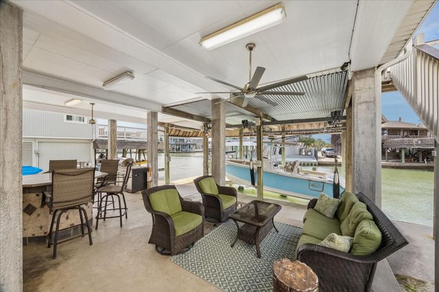 209 Bora Bora Drive, Tiki Island, TX 77554