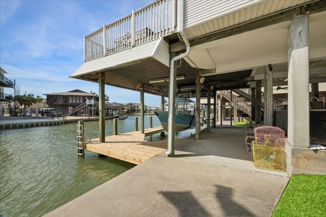 209 Bora Bora Drive, Tiki Island, TX 77554