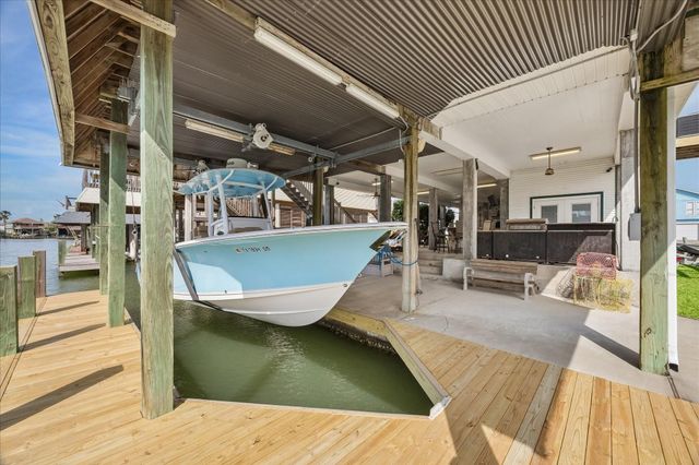 209 Bora Bora Drive, Tiki Island, TX 77554