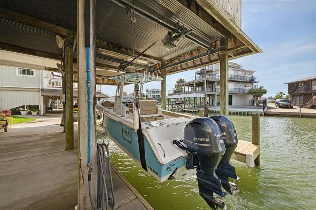 209 Bora Bora Drive, Tiki Island, TX 77554