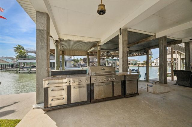 209 Bora Bora Drive, Tiki Island, TX 77554