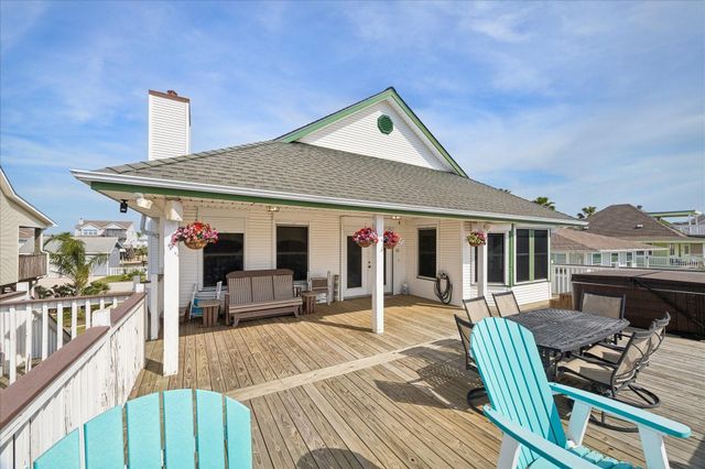 209 Bora Bora Drive, Tiki Island, TX 77554