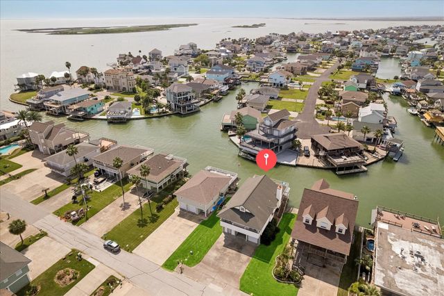 209 Bora Bora Drive, Tiki Island, TX 77554