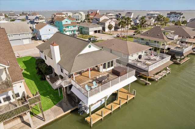 209 Bora Bora Drive, Tiki Island, TX 77554