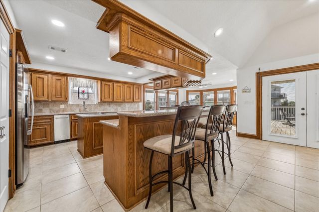 209 Bora Bora Drive, Tiki Island, TX 77554