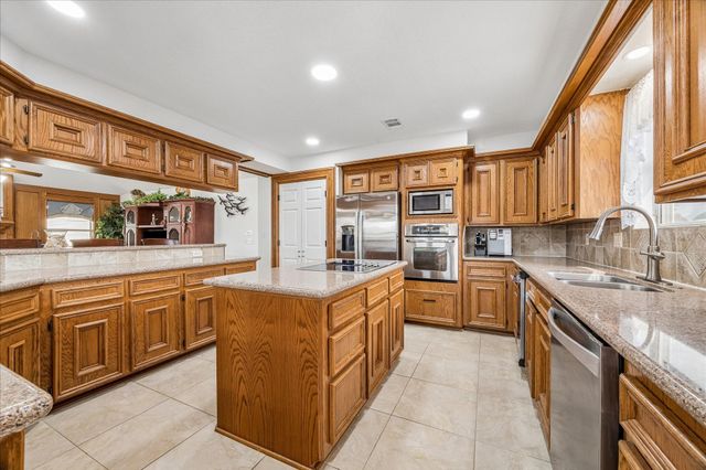 209 Bora Bora Drive, Tiki Island, TX 77554