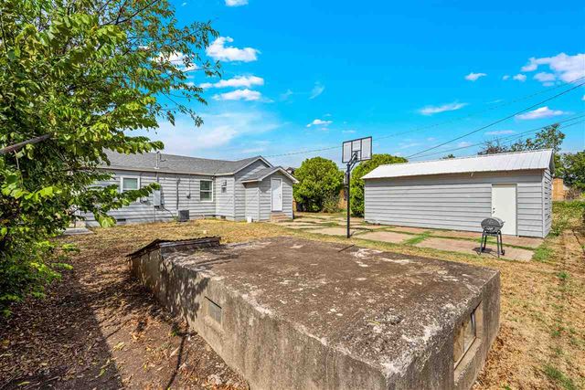 27 NW 28th St, Lawton, OK 73505