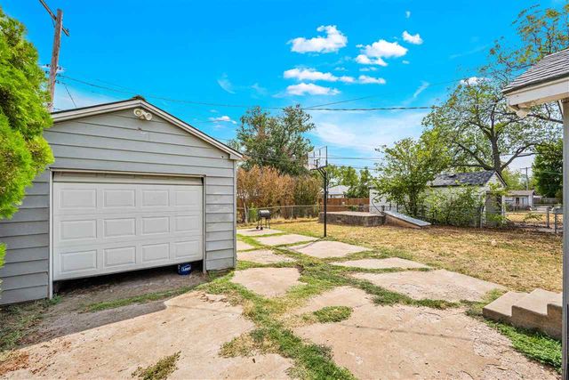 27 NW 28th St, Lawton, OK 73505
