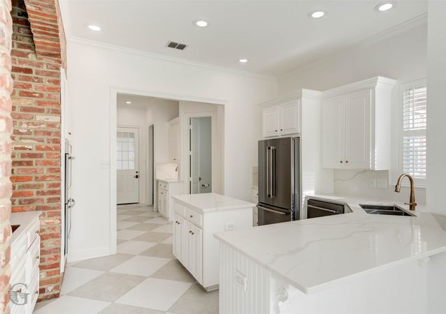 316 Autumn Ridge Drive, Bossier City, LA 71111