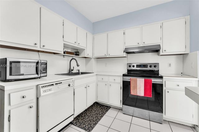 4001 Hillcrest Dr 812, Hollywood, FL 33021