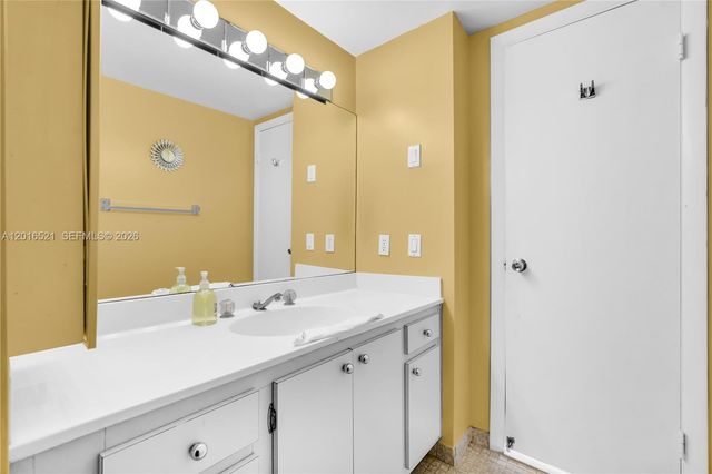 4001 Hillcrest Dr 812, Hollywood, FL 33021
