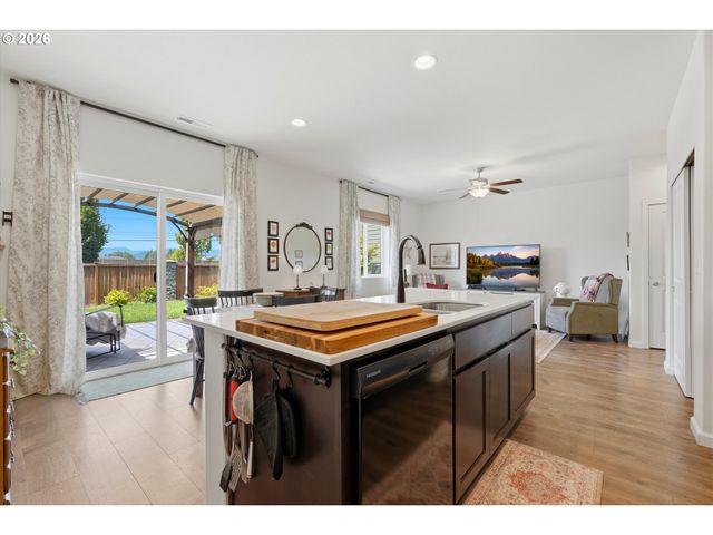 2097 Nw WOODLAND Dr, Mc Minnville, OR 97128