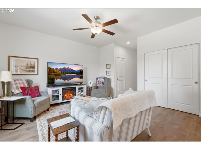 2097 Nw WOODLAND Dr, Mc Minnville, OR 97128