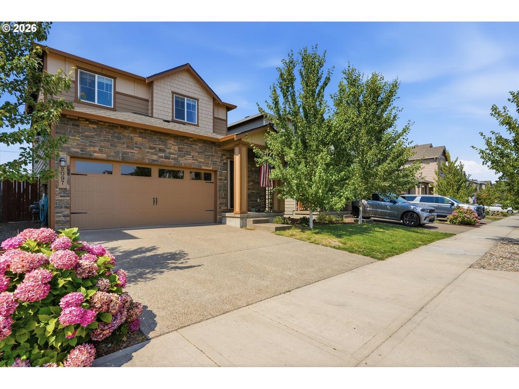 Image 1 of property listing at 2097 Nw WOODLAND Dr, Mc Minnville, OR 97128