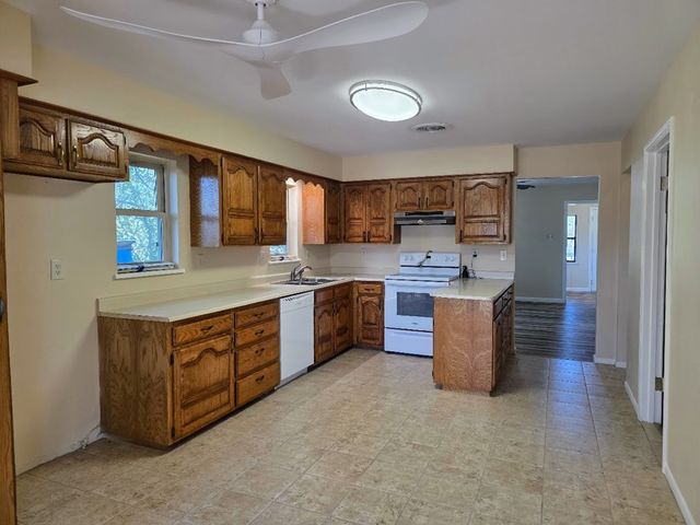 115 W Duncan Avenue, Mertzon, TX 76941