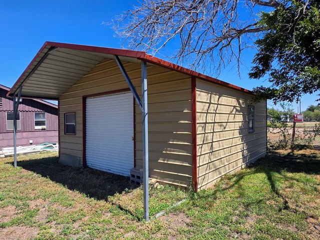 115 W Duncan Avenue, Mertzon, TX 76941