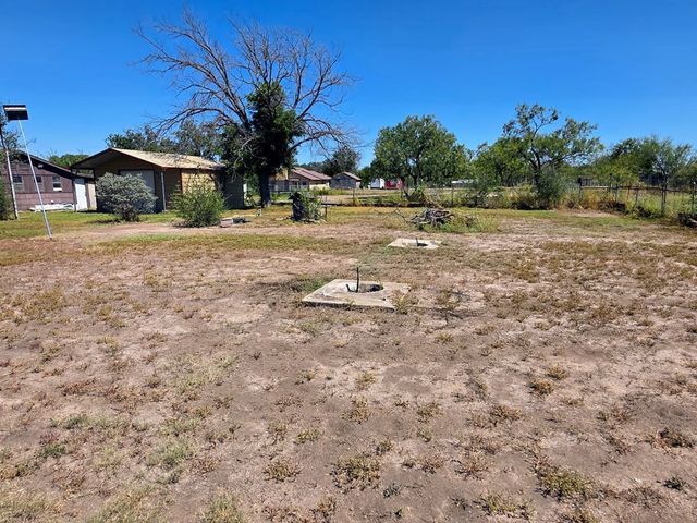 115 W Duncan Avenue, Mertzon, TX 76941