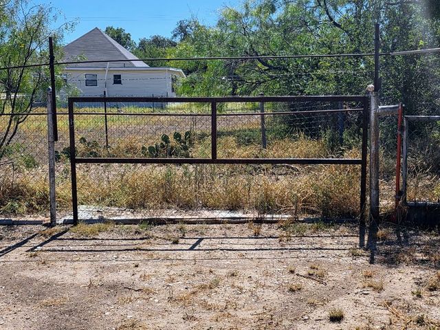 115 W Duncan Avenue, Mertzon, TX 76941