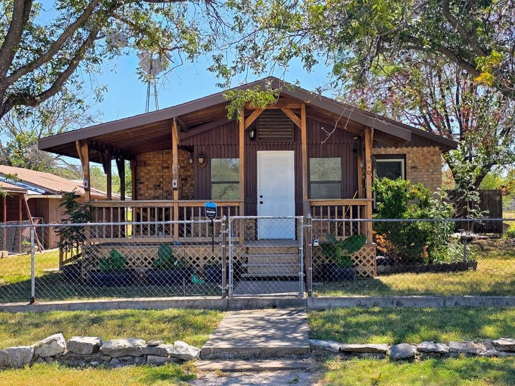 115 W Duncan Avenue, Mertzon, TX 76941