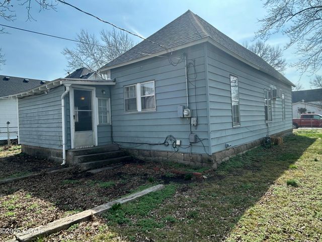 1017 W Daugherty Street, Webb City, MO 64870