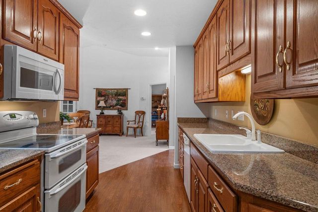 1633 TWIN LAKES CIRCLE, Green Bay, WI 54311