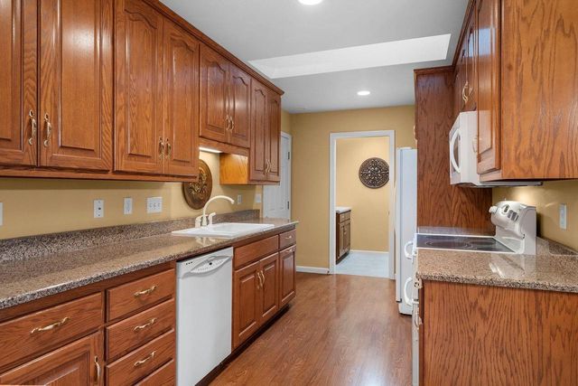 1633 TWIN LAKES CIRCLE, Green Bay, WI 54311