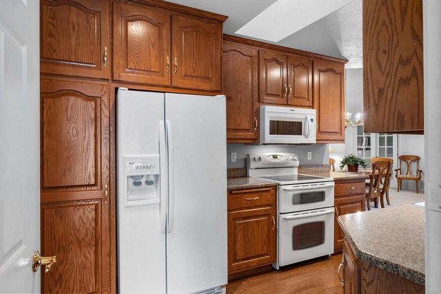 1633 TWIN LAKES CIRCLE, Green Bay, WI 54311