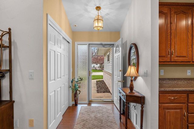 1633 TWIN LAKES CIRCLE, Green Bay, WI 54311