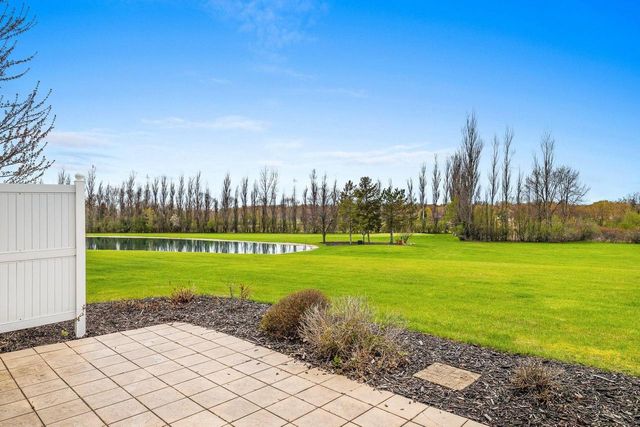 1633 TWIN LAKES CIRCLE, Green Bay, WI 54311