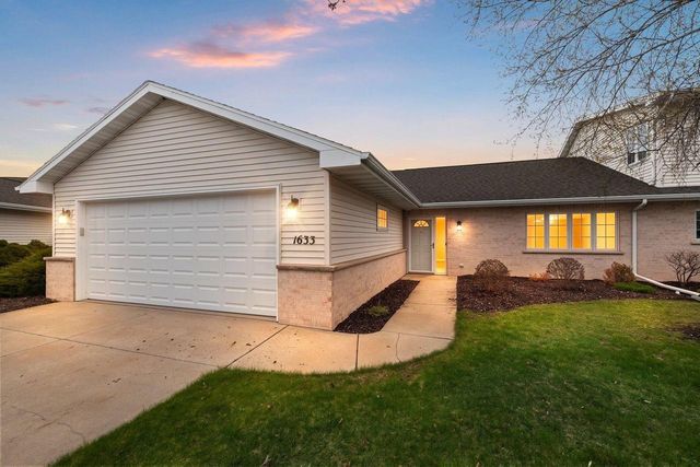 1633 TWIN LAKES CIRCLE, Green Bay, WI 54311
