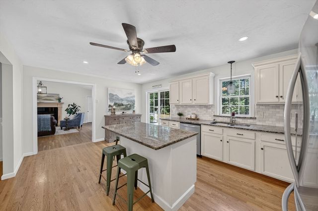 888 Walnut Plain Rd, Rochester, MA 02770
